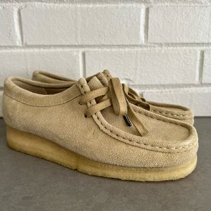 New never worn women’s size 6 wallabies.